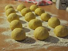 Fot. MIENTA, Pączusie z bitą śmietaną i gorzką czekoladą