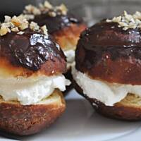 Pączusie z bitą śmietaną i gorzką czekoladą