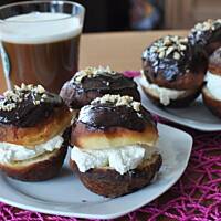 Pączusie z bitą śmietaną i gorzką czekoladą