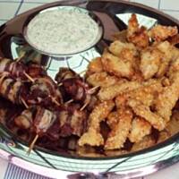 Śliwka w boczku z dipem czosnkowym