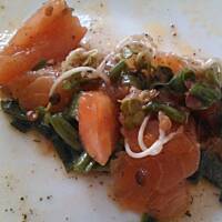 Surówka z łososiem i kiełkami