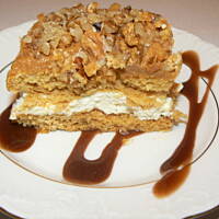 miodowe ciacho z orzechową pierzynką