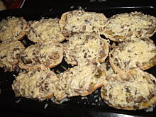 Fot. agnieszkaluton, Grzanki z masłem czosnkowym, pieczarkami i serem.