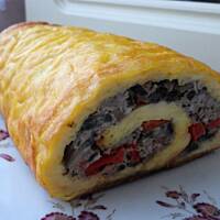 Rolada serowa z farszem mięsno-pieczarkowo-paprykowym