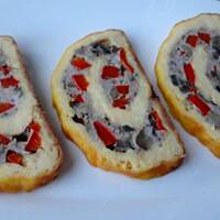 Rolada serowa z farszem mięsno-pieczarkowo-paprykowym