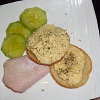 Szybkie rollsy z pastą jajeczną