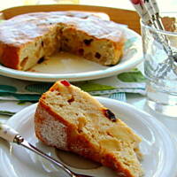 Ciasto z białek z prażonymi jabłkami i suszonymi owocami