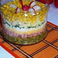 Sałatka z makaronem, serem, sosem czosnkowym...