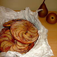 Tartaletki z gruszką na orzechowym spodzie