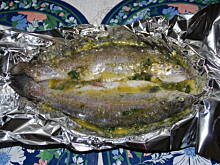 Fot. yaQza, Pstrąg pieczony w masełku z czosnkiem koperkiem i pietruszką