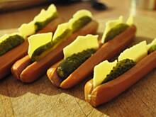 Fot. MIENTA, Pieczone parówki z boczkiem