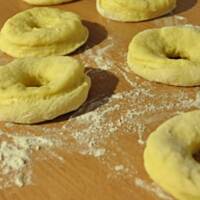 Donutsy waniliowe z malinowym lukrem