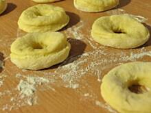 Fot. MIENTA, Donutsy waniliowe z malinowym lukrem