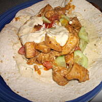 Tortilla- kebab z kurczakiem, warzywami i sosem.