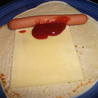 Naleśniki z parówkami i żółtym serem.