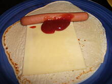 Fot. agnieszkaluton, Naleśniki z parówkami i żółtym serem.