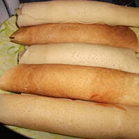 Naleśniki z parówkami i żółtym serem.