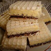 Wafel z masą mleczno - orzechową.