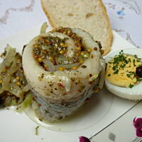 śledzie solone z jałowcem