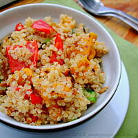 Quinoa (komosa ryżowa) z grillowanymi warzywami i prażonymi ziarnami słonecznika