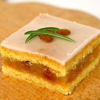 Szarlotka zimowa z likierem morelowym i lukrową czapą