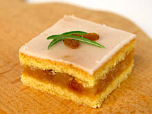 Fot. Wkn, Szarlotka zimowa z likierem morelowym i lukrową czapą