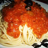 Spagetti z tunczykiem i oliwkami