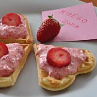 Gofry z musem truskawkowym