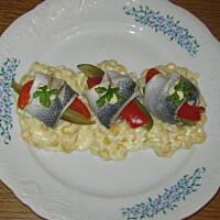 Koreczki śledziowe.