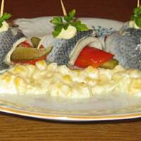 Koreczki śledziowe.