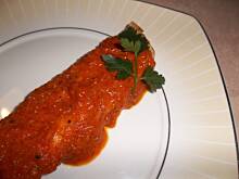 Fot. winosophia, Naleśniki z gotowanym kurczakiem i warzywami z sosem z grillowanej papryki