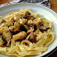 Tagliatelle z intensywnym sosem grzybowym i kurczakiem