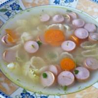 Lekka zupa z parówką i makaronem