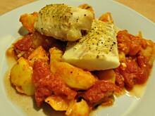 Fot. MIENTA, Dorsz zapiekany z ziemniakami i pomidorami