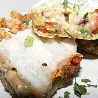 Chrupiące sajgonki z kiełbasą, serkiem czosnkowym i kminkiem