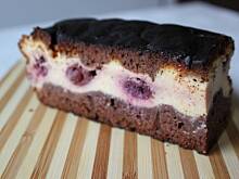 Fot. asikyoasik, sernik w wiśniami w czekoladowym cieście