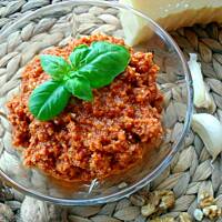 Domowe pesto z suszonych pomidorów i orzechów włoskich