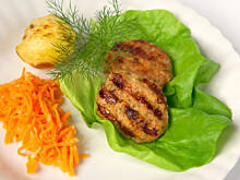 Fot. Wkn, Kotlety grillowane z surówką z marchewki - obiad dla czworga