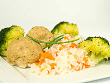 Fot. Wkn, Pulpety drobiowe z brokułami i ryżem - łatwy dietetyczny obiad