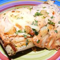 Nadziany naleśnik z mięsem i sosem