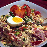 Mocno czosnkowa sałatka z surimi