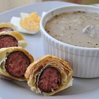 Żurek z kiełbasą zapiekaną w cieście