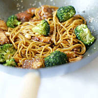 Makaron z kurczakiem i brokułami w sosie sezamowym