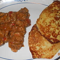 placki ziemniaczane z sosem  po wegiersku