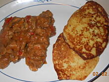 Fot. AniaMakut, placki ziemniaczane z sosem  po wegiersku