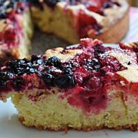 Pyszne ciasto z owocami lata