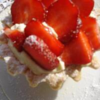 Kruche babeczki z puszystym kremem i truskawkami