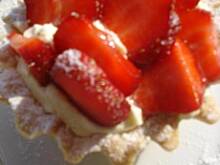 Fot. eluchap, Kruche babeczki z puszystym kremem i truskawkami