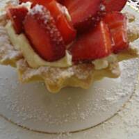 Kruche babeczki z puszystym kremem i truskawkami