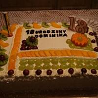 tort ze smietaną i brzoskwiniami